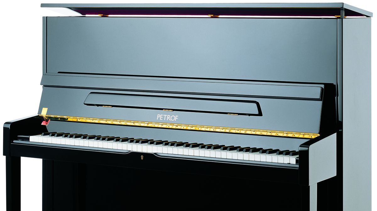 Jedenáct pian, 400 zájemců. Kdo dosáhne na Komárkovy „čínské“ klavíry?